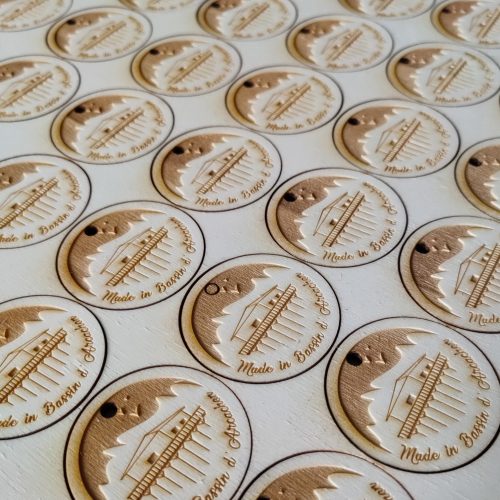 Gravure et découpe laser du logo Made in Bassin d'Arcachon